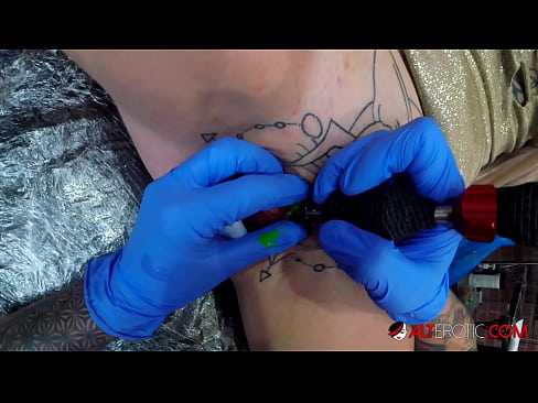 ❤️ Extreem getatoeëerde hottie Sully Savage kreeg een tatoeage op haar clitoris ❤❌ Sex video at porn nl.sex78.ru